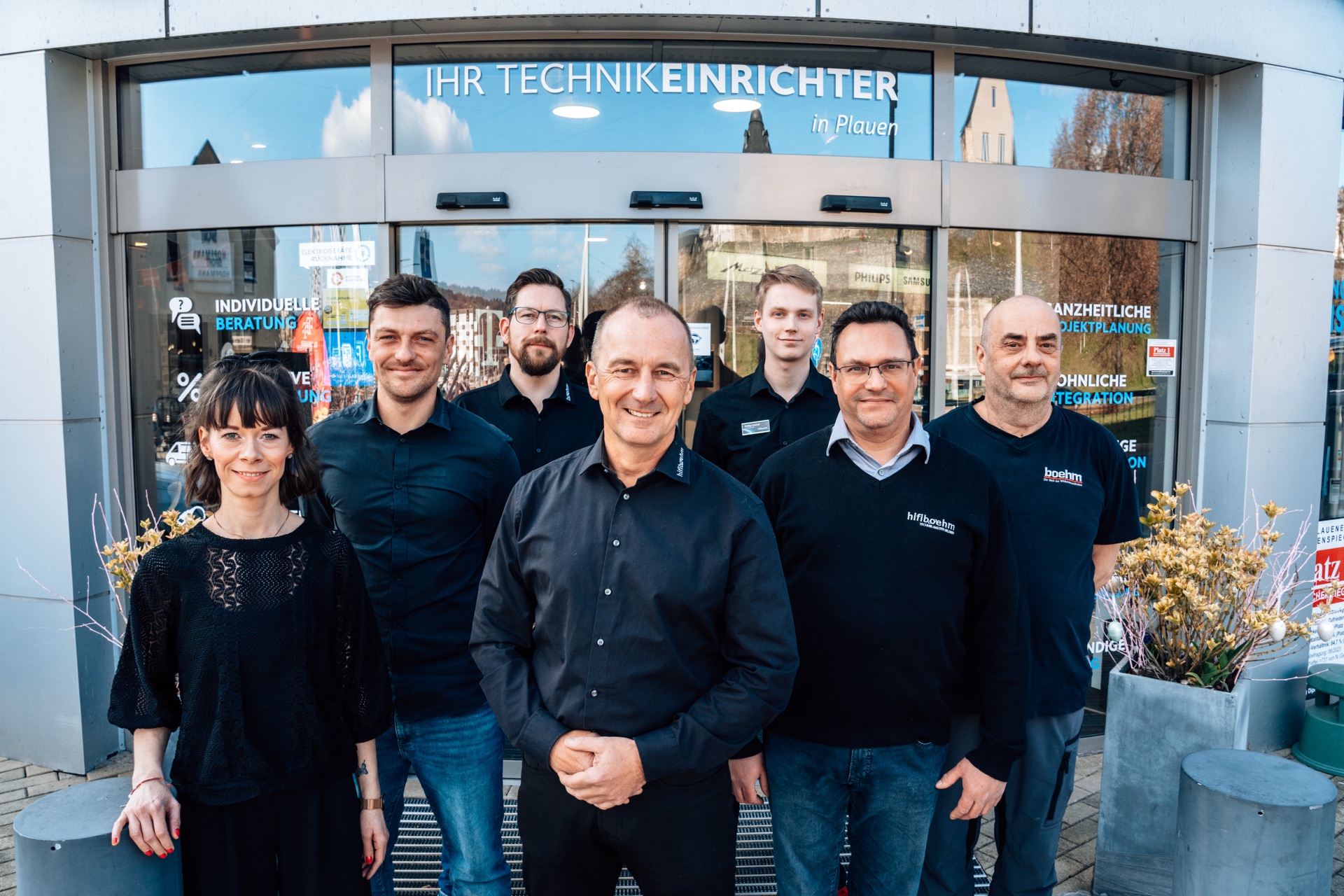 Das Team von HiFi Böhm vor dem Geschäft in Plauen